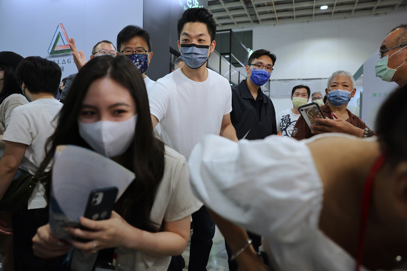 國民黨台北市長參選人蔣萬安（中）10日到南港展覽館參觀台北寵物用品展，爭取支持。 (圖：中央社)