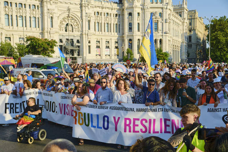 馬德里LGBTI+驕傲大遊行隊伍前鋒，由西班牙首位擔任市議員的變性人士安東內利 （Carla Antonelli）（隊伍第一排身著白衣高舉扇子）打頭陣，拉出印著活動訴求「面對仇恨：能見度、驕傲、抗戰」的長旗。 (圖：中央社)