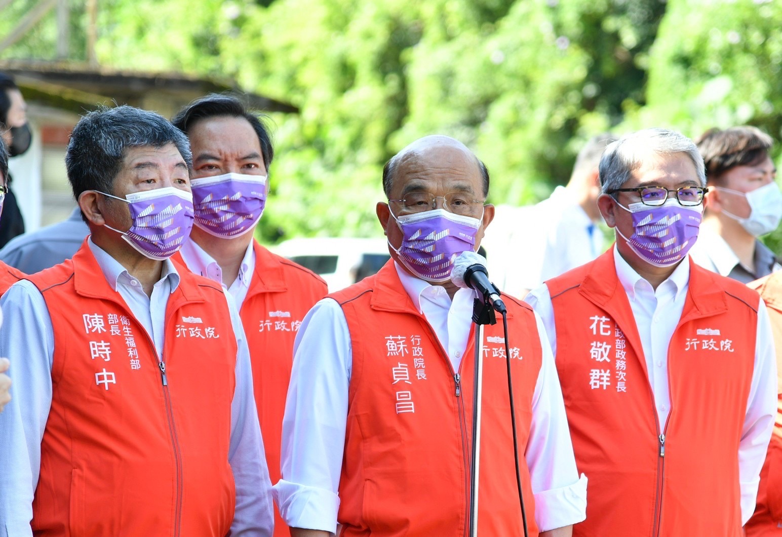 衛福部長陳時中(左)10日陪同行政院長蘇貞昌(中)視察社會住宅預定地，針對民進黨雙北市長選舉布局，蘇貞昌表示將各就各位，精彩可期。(行政院提供)