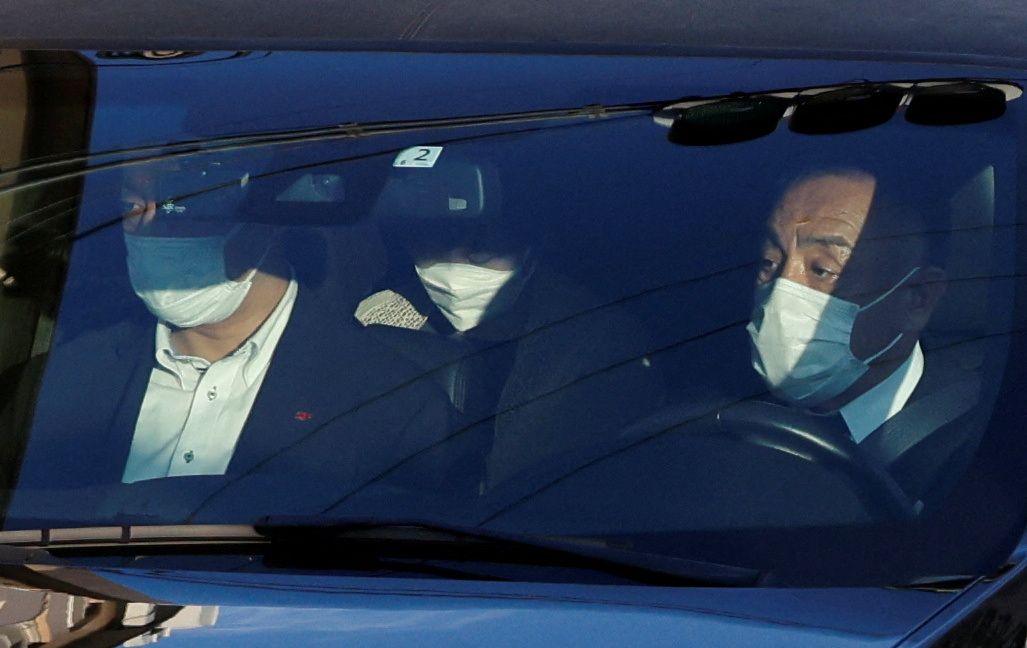 日本前首相安倍晉三的遺孀安倍昭惠(後座) 9日搭車離開奈良縣立醫科大學醫院。 (路透社/達志影像)