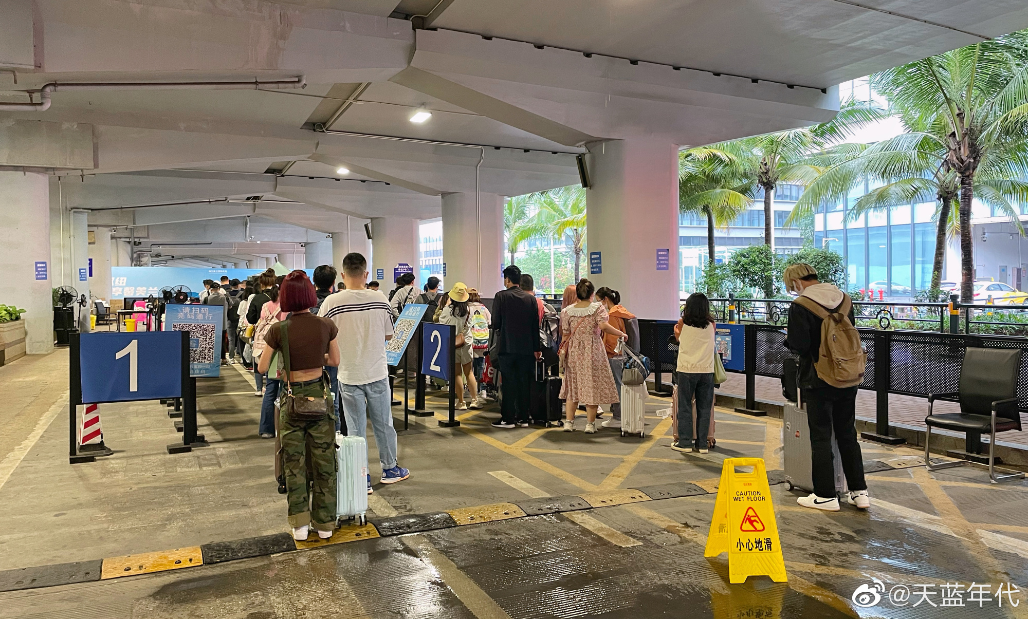 中國疫情再起，海南海口市宣布進行7天臨時管控，許多民眾排隊進行檢測。(微博)