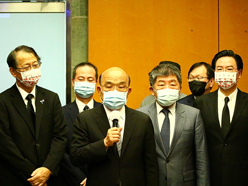 行政院長蘇貞昌(中)11日前往日台交流協會悼念日本前首相安倍晉三，強調安倍是台灣永遠的好朋友。圖左一為日本駐台代表泉裕泰、右二衛福部長陳時中、右一外長吳釗燮 (央廣記者王照坤 攝)