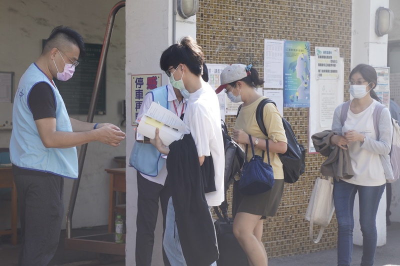 111學年度分科測驗訂於11日、12日舉行，約2.9萬人報考，第一天考試考科為物理、化學、數學甲、生物。考生一早帶著書籍與入場識別證等，前往台北市師大附中考場應考。 (圖：中央社)