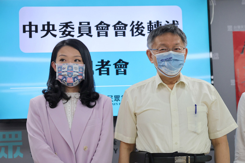 台灣民眾黨主席柯文哲(右)24日表示，他下令黨員一起捍衛民眾黨新竹市長參選人高虹安(左)。圖為先前兩人同台。(資料照/圖:中央社)