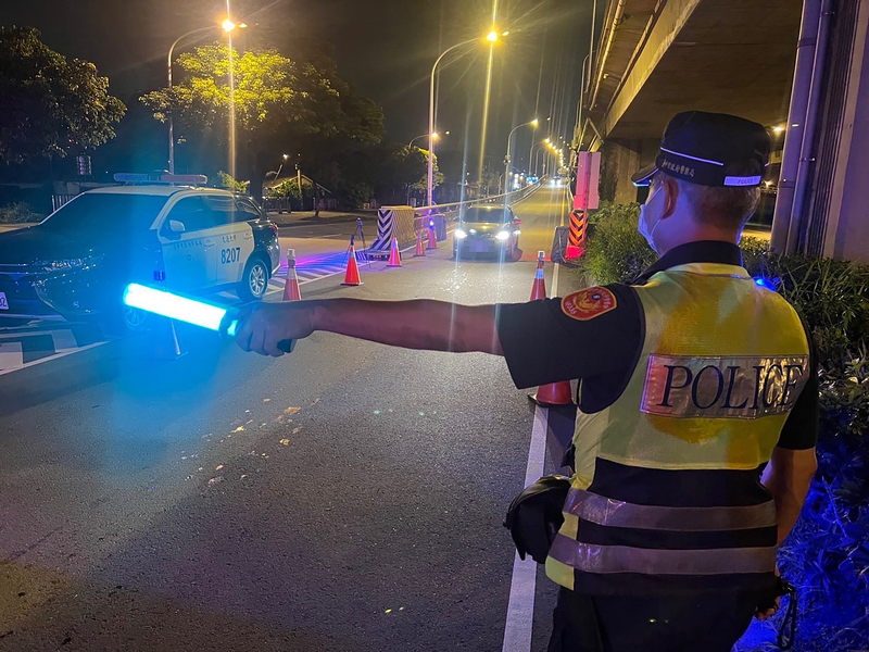 立法院交通委員會今天(22日)初審通過「道路交通管理處罰條例」第21條及第21條之1修正案，提高小型汽機車無照駕駛罰鍰上限到新台幣2萬4。 圖為台中地區取締違規車輛。（台中市警察局交通大隊提供） (圖：中央社)