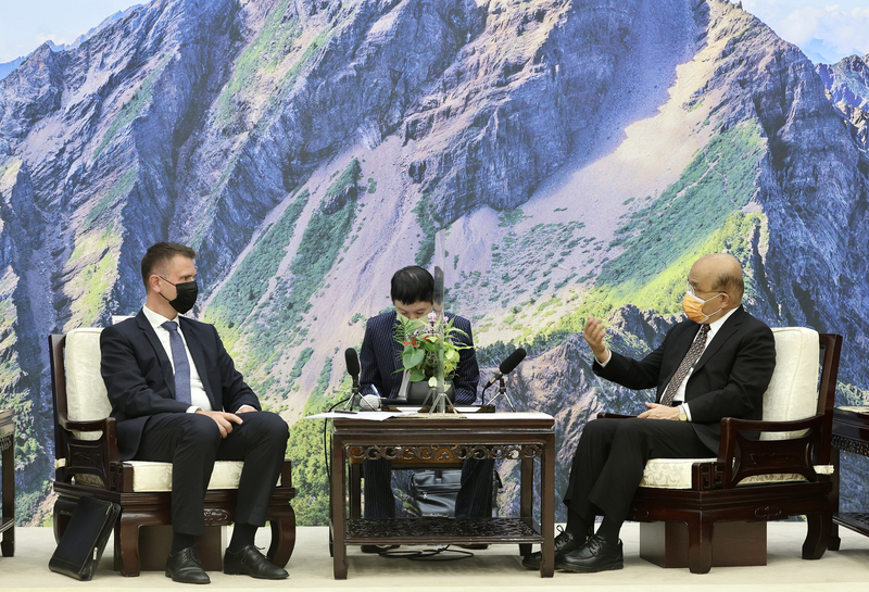 行政院長蘇貞昌（右）11日在行政院接見捷克經濟文化辦事處代表朗樂（Patrick Rumlar）（左），蘇貞昌表示，朗樂將離任回捷克榮升主管亞太事務，盼未來各方面都能加強互動。(圖：中央社)