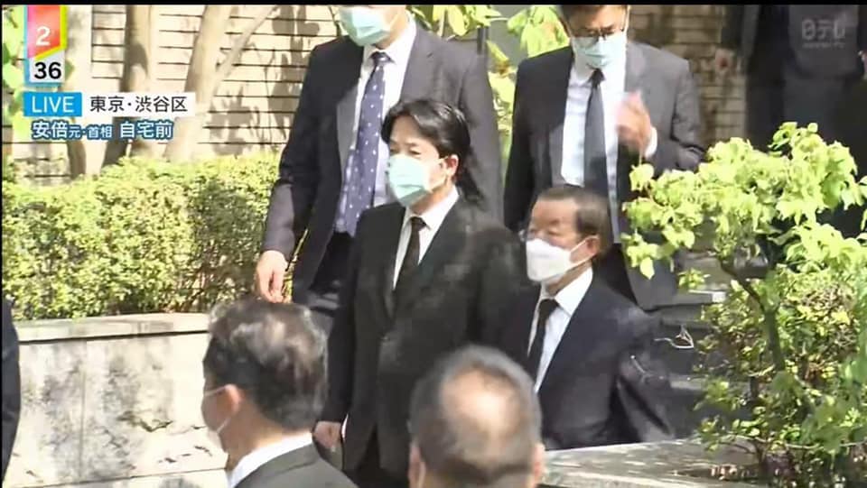 副總統賴清德(中)在駐日大使謝長廷陪同下前往前首相安倍晉三東京住處悼唁。(臉書)