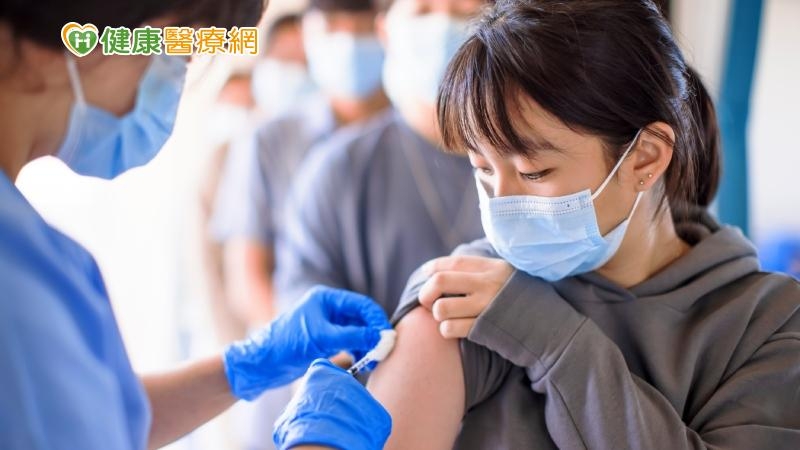 美國疾病管制預防中心（CDC）建議需要在「有症狀後」至少三個月後接受施打，也有大量文獻指出，確診之後，後續仍完成疫苗接種，「二次感染率」低於「感染之後就放棄打後續疫苗」的民眾。(圖：健康醫療網 提供)