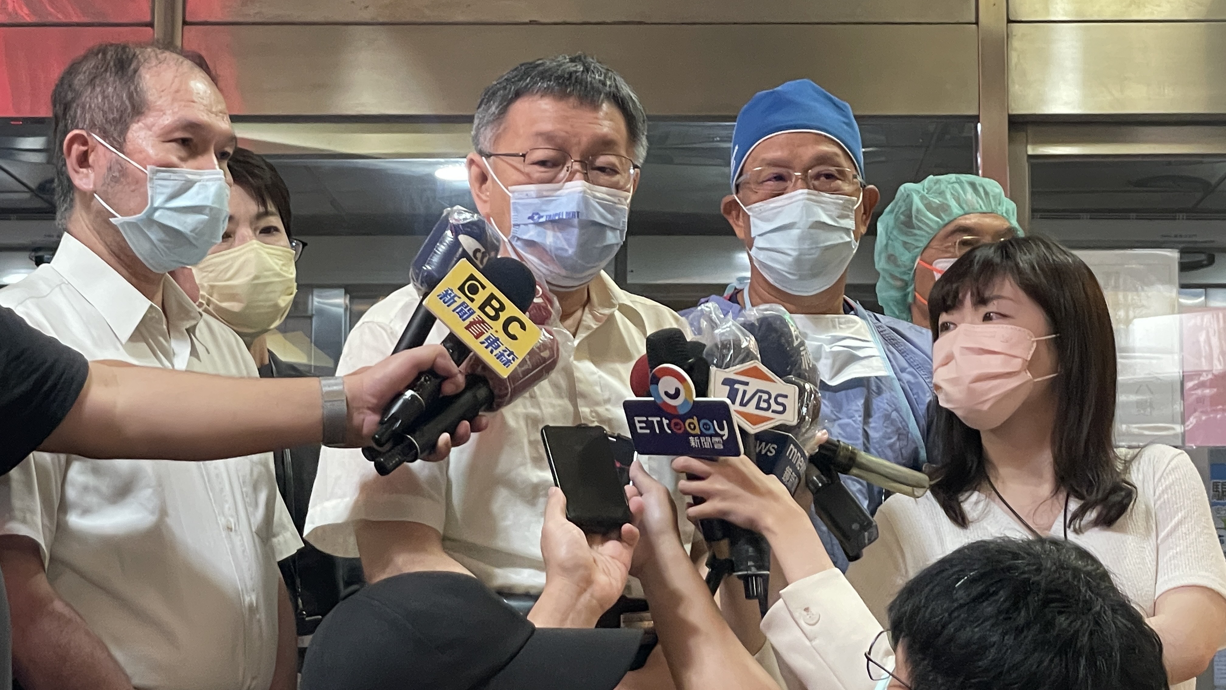 台北市副市長蔡炳坤疑似腦中風，台北市長柯文哲11日晚間說明情況。(北市府提供)