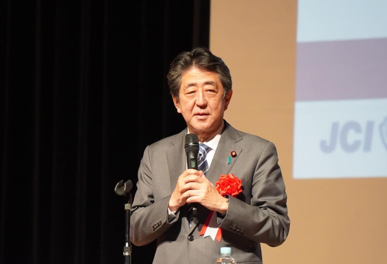 日本前首相安倍晉三(圖)8日遭槍擊身亡，對美、日、台以及國際盟友來說，都損失了一位具前瞻與高度的重要的領導人。(臉書)