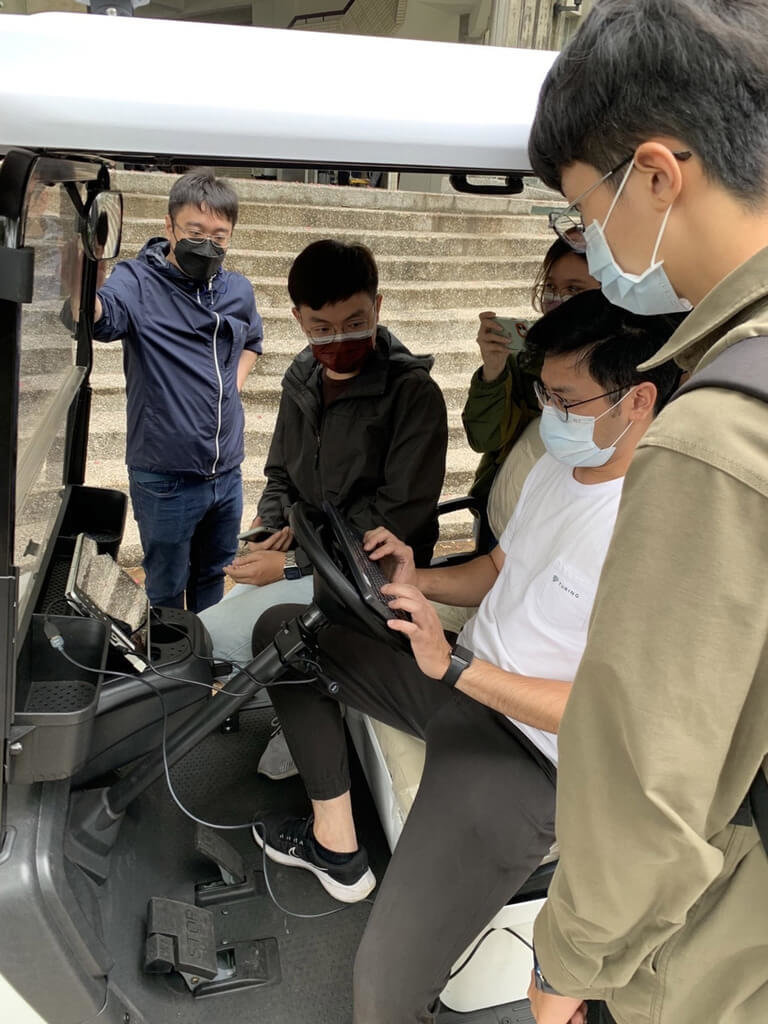 高雄科技大學攜手微軟Azure雲端平台，11日發表亞洲首輛Azure AI服務驅動的自駕車，加速自駕車解決方案多元應用。(圖：中央社)