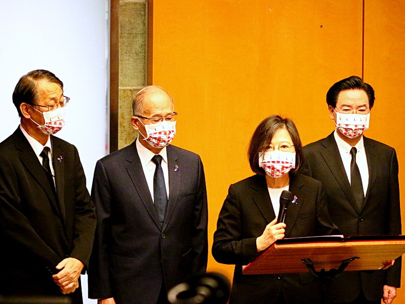 蔡英文總統(右二)11日前往日本台灣交流協會悼念日本前首相安倍晉三。代表政府與人民向安倍的家屬致上最深哀悼。圖左至右為日本駐台代表泉裕泰、總統府祕書長李大維、外長吳釗燮 (央廣記者王照坤 攝)