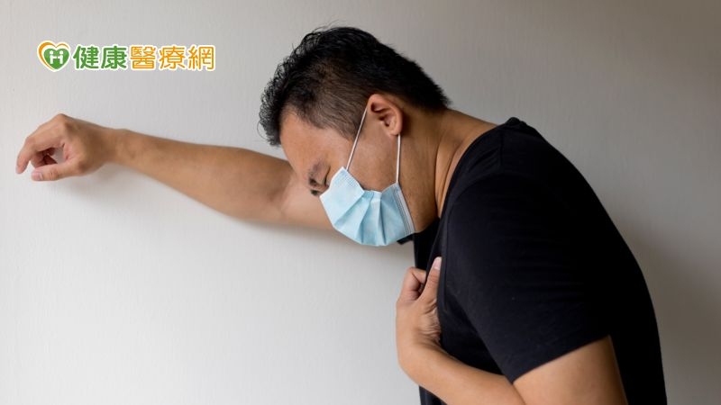 面對濃痰，可透過化痰藥將濃稠的痰液化為水狀，幫助患者可以順利將痰液排出，根據義大利一項研究，曾染新冠肺炎且住院的人，出院後服用化痰藥，發現2-3週症狀獲得改善。(圖：健康醫療網 提供)
