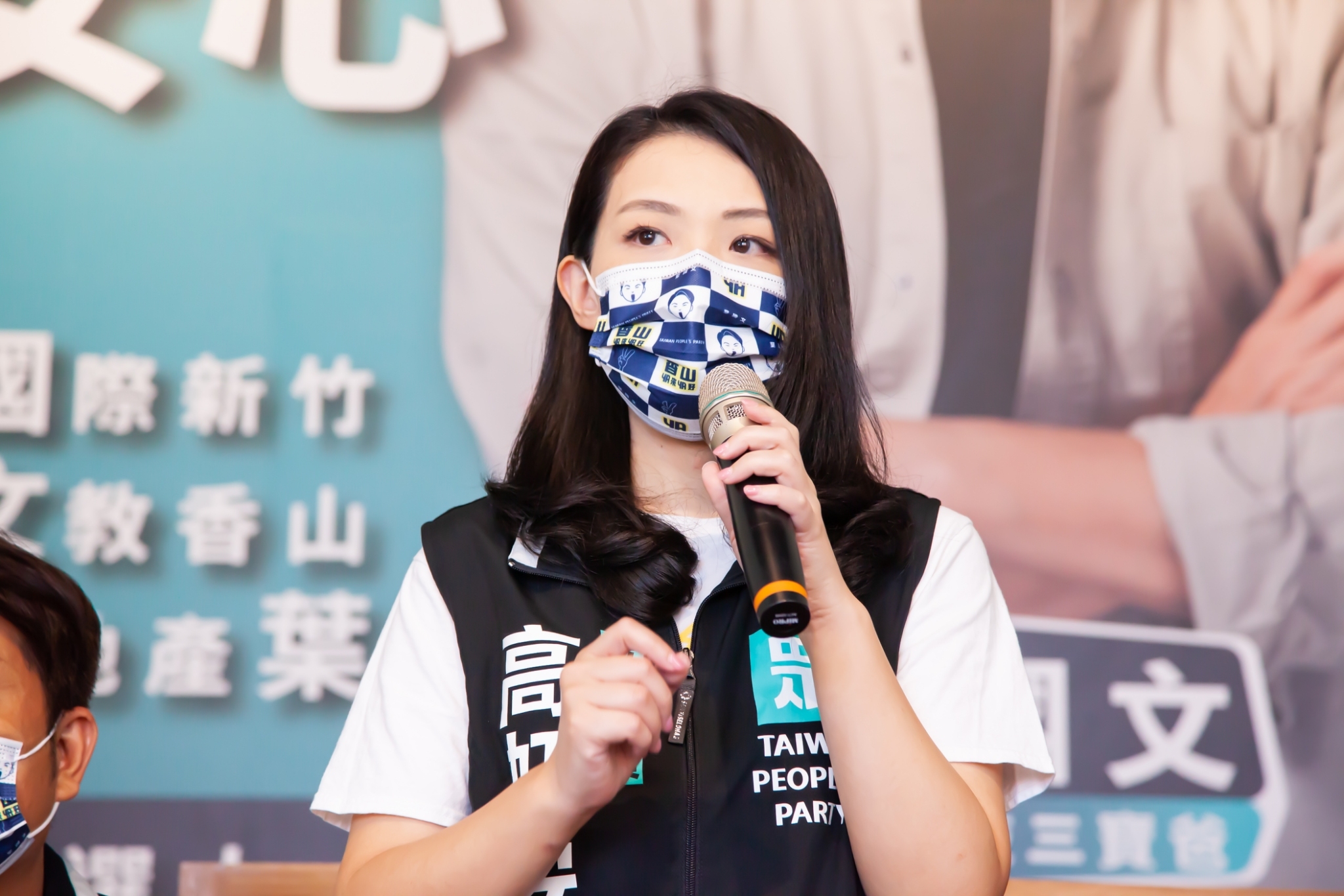 民眾黨立委高虹安12日正式以新竹市長參選人身分「母雞帶小雞」，出席香山區候選人聯合服務處開幕典禮。(高虹安辦公室提供)