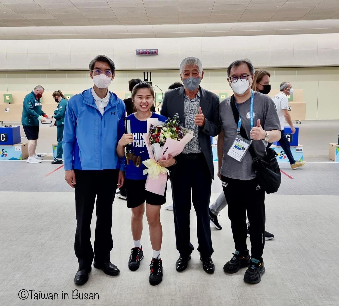 2022年韓國昌原世界盃賽，台灣女將12日傳出佳績，余艾玟(左二)在女子空氣手槍決賽活得銀牌。(中華奧會提供)