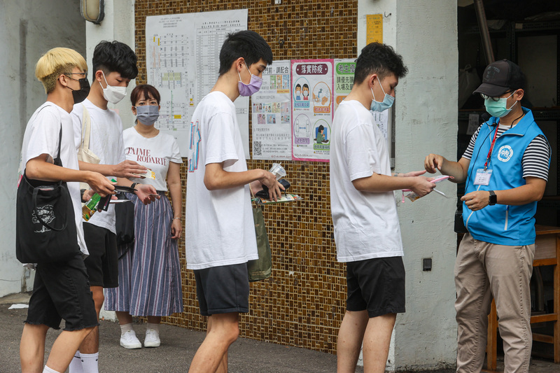圖為111學年分科測驗，考生出示證件入場準備考試。(資料照片/中央社)