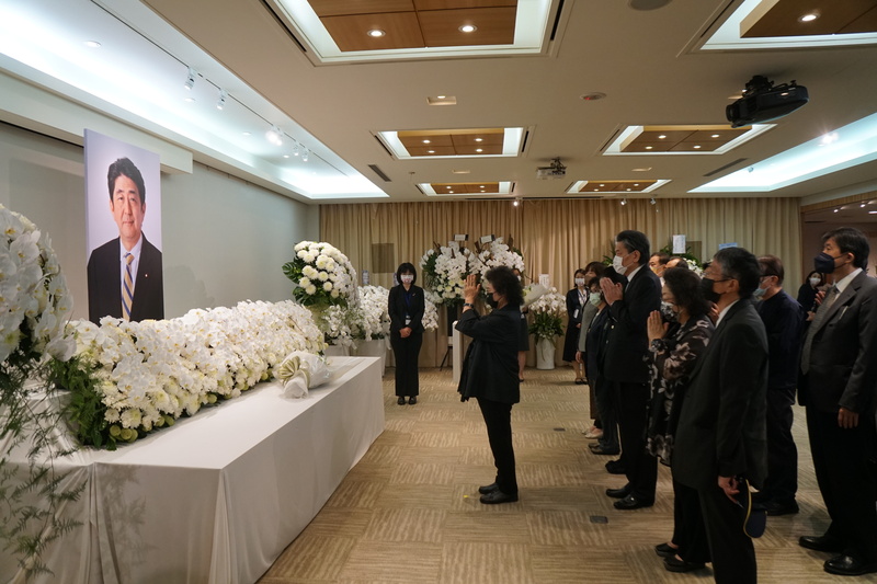 監察院長陳菊12日率監察院副院長李鴻鈞及22名監察委員前往日本台灣交流協會，向安倍晉三弔唁致意，獻花致上最深的哀悼。（監察院提供） (圖：中央社)