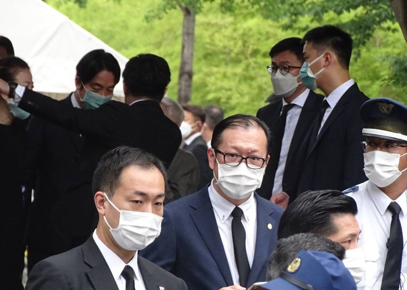 前往東京致哀的副總統賴清德（後方）離開增上寺，與前國策顧問金美齡等人互動。 (圖：中央社)