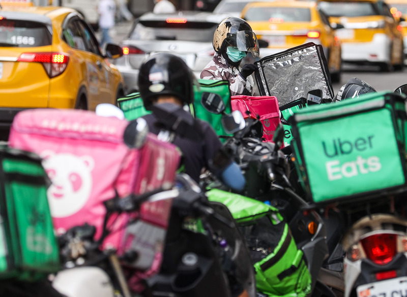 外送員面臨薪資不透明、無端被停權等問題，勞動部已正式發文給兩大外送平台業者，希望業者正視。(圖：中央社)