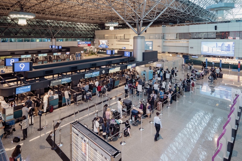 桃園國際機場18日下午5時42分獲報，23R跑道北面目視發現疑無人機活動，立即暫停2條跑道起降30分鐘，影響航班9架次，其中1航班轉降高雄。 (資料照/中央社)