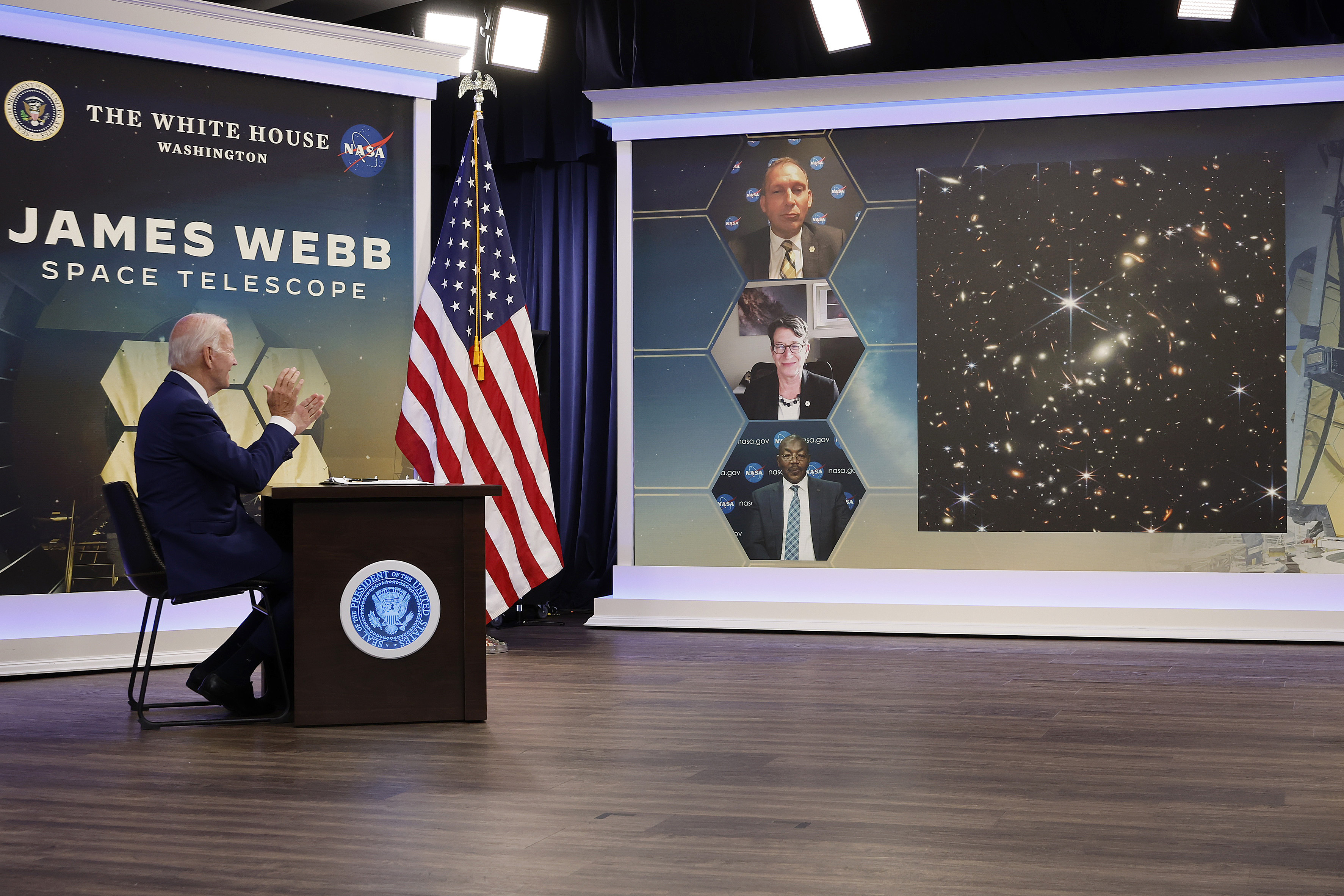 美國總統拜登(Joe Biden)11日在白宮簡報會上公開韋伯太空望遠鏡捕捉到的影像。 (AFP)