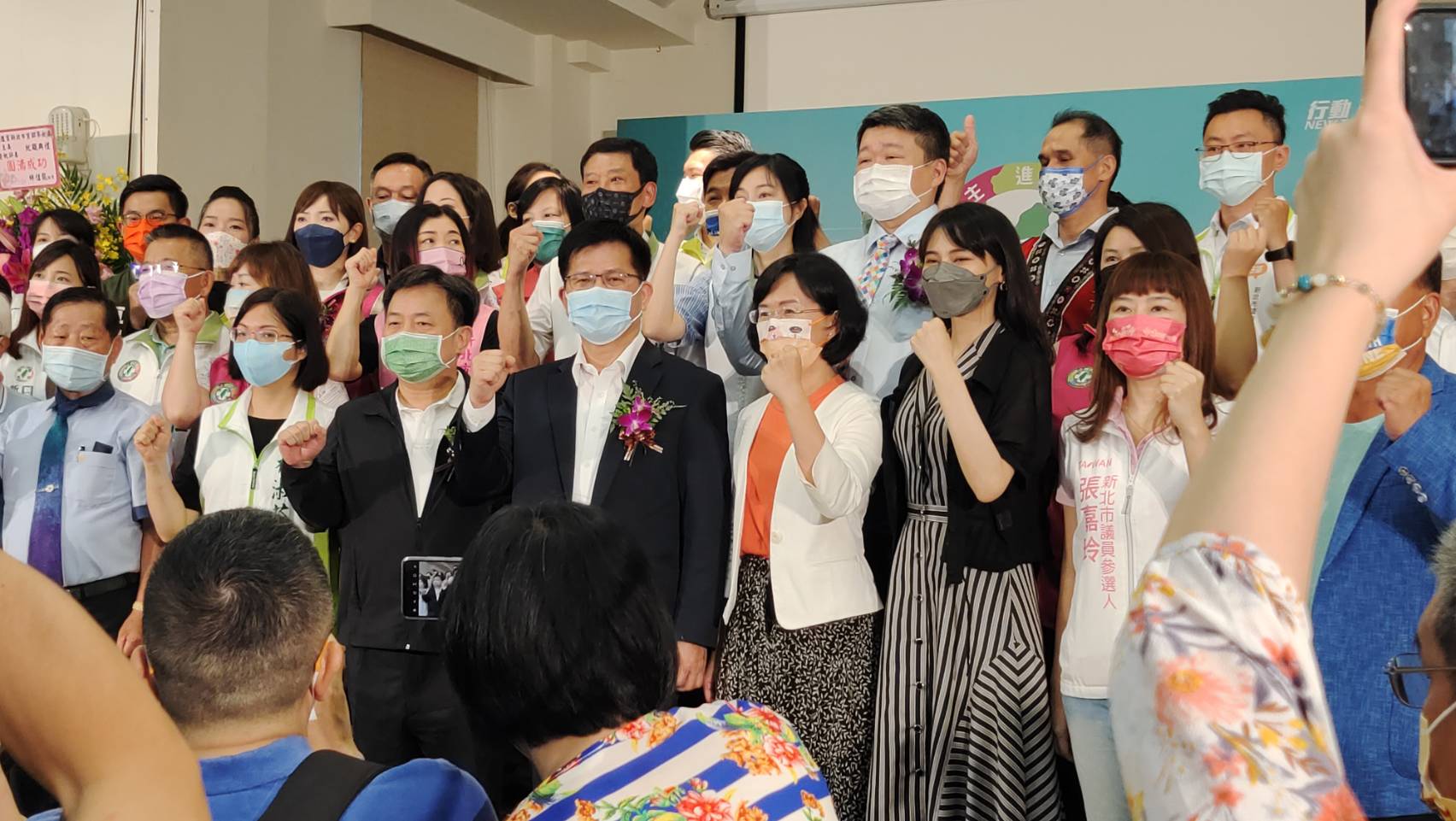 前交通部長林佳龍12日出席民進黨新北市黨部主委交接典禮，民進黨立委、市議員齊聚一堂，展現母雞出場氣勢。(王韋婷攝)