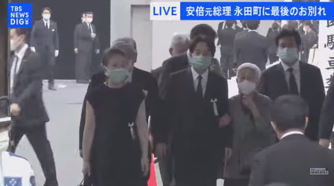 副總統賴清德以及前國策顧問金美齡現身東京增上寺參加前首相安倍晉三家祭。(翻攝TBS畫面)