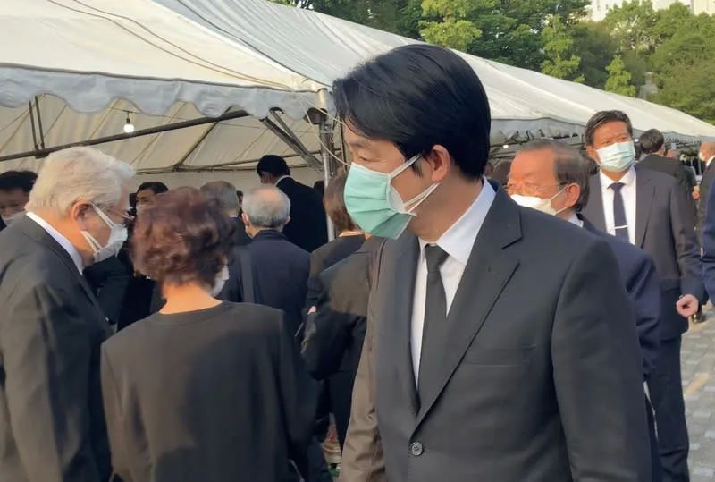 副總統賴清德11日下午抵達日本後立刻前往前首相安倍晉三的東京寓所弔唁，傍晚還以家屬親友身分前往增上寺的祭壇前捻香致哀。（讀者提供）(圖:中央社)