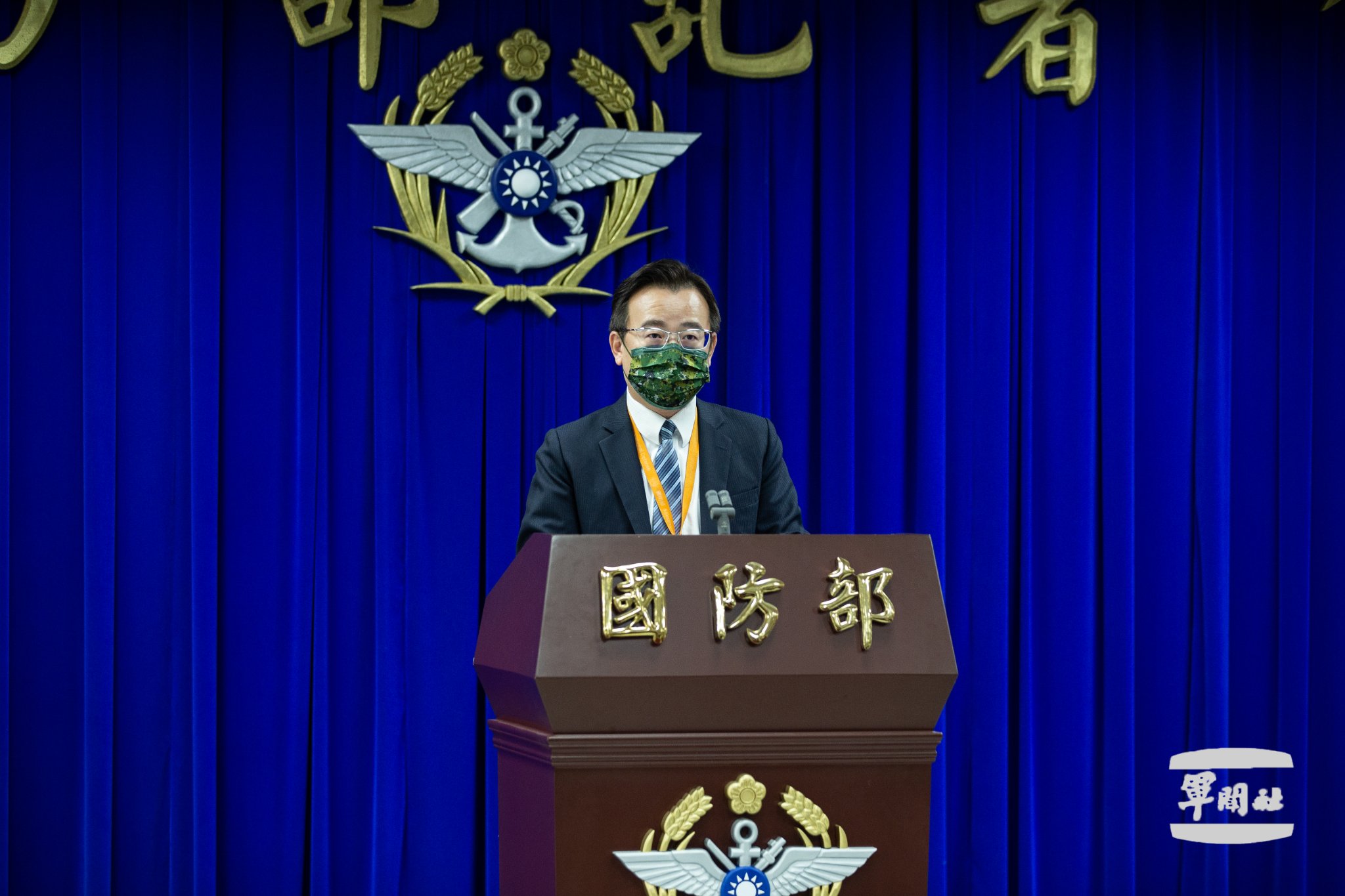 國防部12日舉行記者會，全民防衛動員署人動處簡任處長朱森村(圖) 說明「萬安45號演習」規劃暨「警政服務App防空避難專區運用」 （圖：國防部提供）
