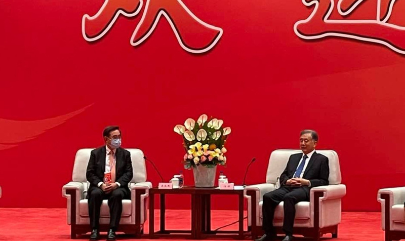 海峽論壇大會13日上午登場，會前中國大陸全國政協主席汪洋會見新黨主席吳成典。圖為兩人會面情形。 (圖：中央社)