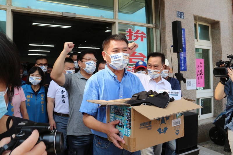 兼任國民黨苗栗縣黨部主委的苗栗縣議長鍾東錦（前）表示，透過媒體報導才得知黨中央將接管苗栗縣黨部，並由前苗栗縣長劉政鴻接任主委。為避免造成困擾，他13日回縣黨部打包告別，將全力衝刺苗栗縣長選舉。(圖：中央社)