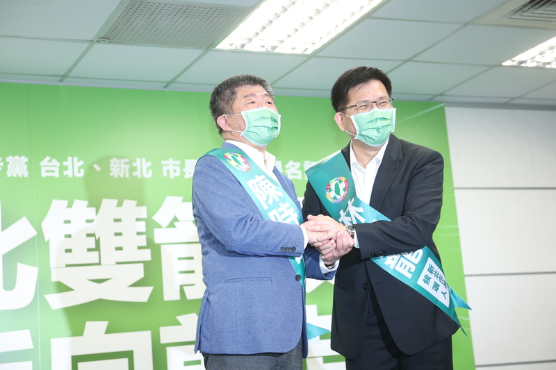 民進黨13日下午在中央黨部舉行「雙北雙箭頭 攜手向前走」台北及新北市長提名記者會，正式徵召前交通部長林佳龍(右)參選新北市長。 (圖：中央社)