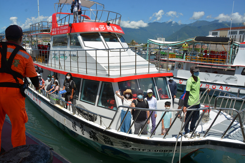 「悠遊國旅補助」15日即將上路，圖為花蓮賞鯨船。(資料照片/中央社)