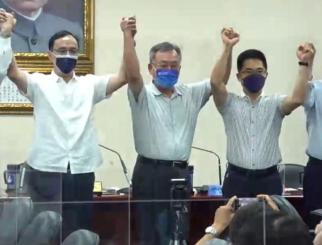 國民黨13日於中常會中通過提名澎湖縣長賴峰偉(中)競選連任。(圖擷自國民黨臉書)