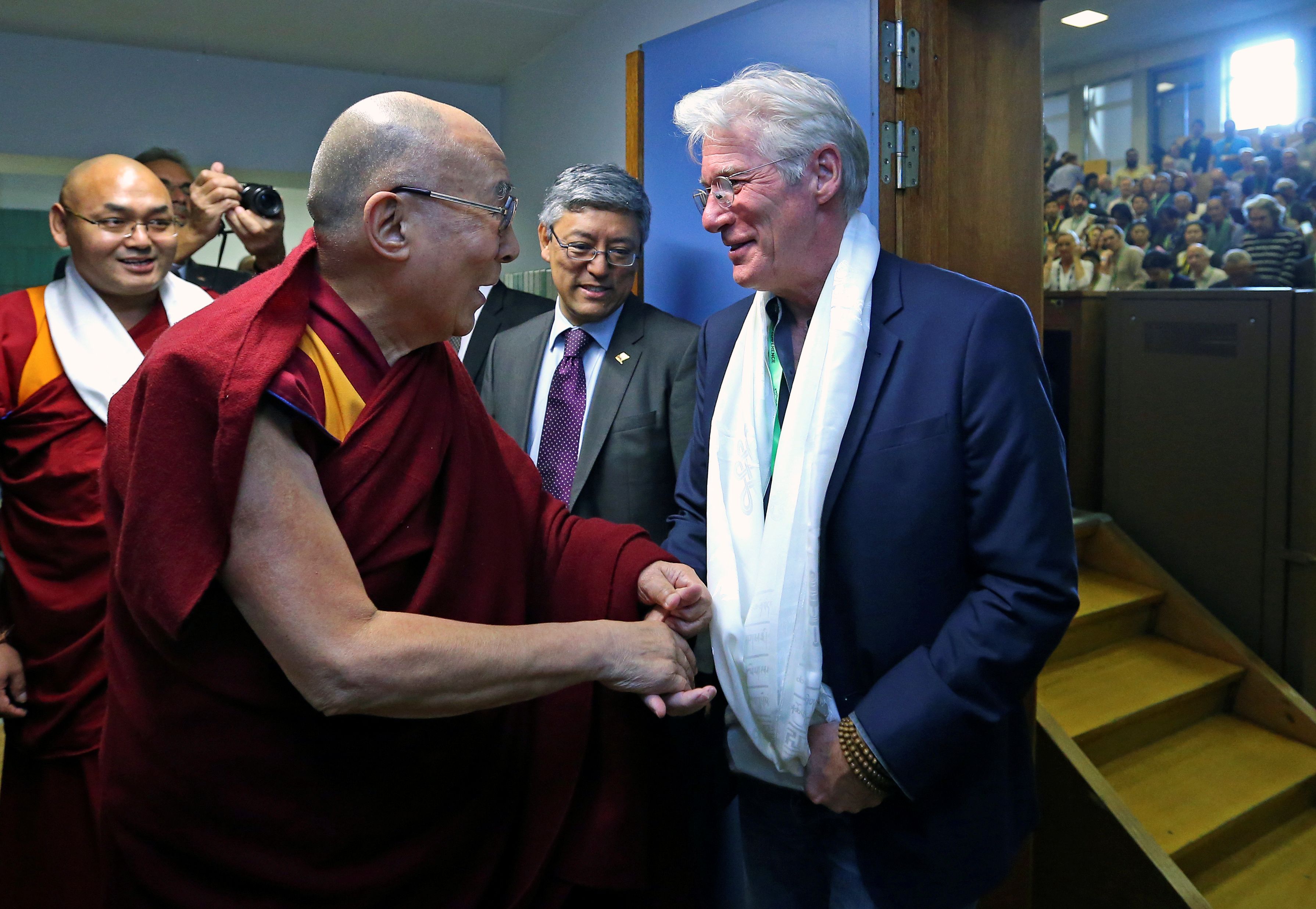 圖為2016年9月8日， 達賴喇嘛在布魯塞爾一場西藏會議場邊，贈送哈達給李察吉爾(Richard Gere)。(路透社/達志影像)
