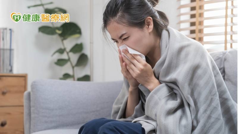三伏貼療法是透過將溫熱藥物直接敷貼在穴位上，提振體內陽氣並驅除寒氣，適合用來治療慢性支氣管炎、反覆感冒、過敏體質的患者，具有增強免疫提升代謝的功效。(圖：健康醫療網 提供)