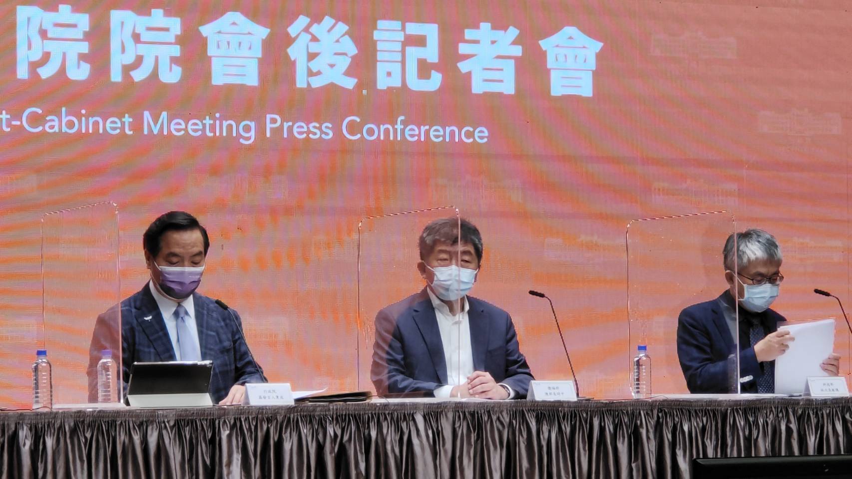 衛福部長陳時中(中)參選台北市長，他14日最後一次參加行政院會，並出席行政院會後記者會。(王韋婷攝)