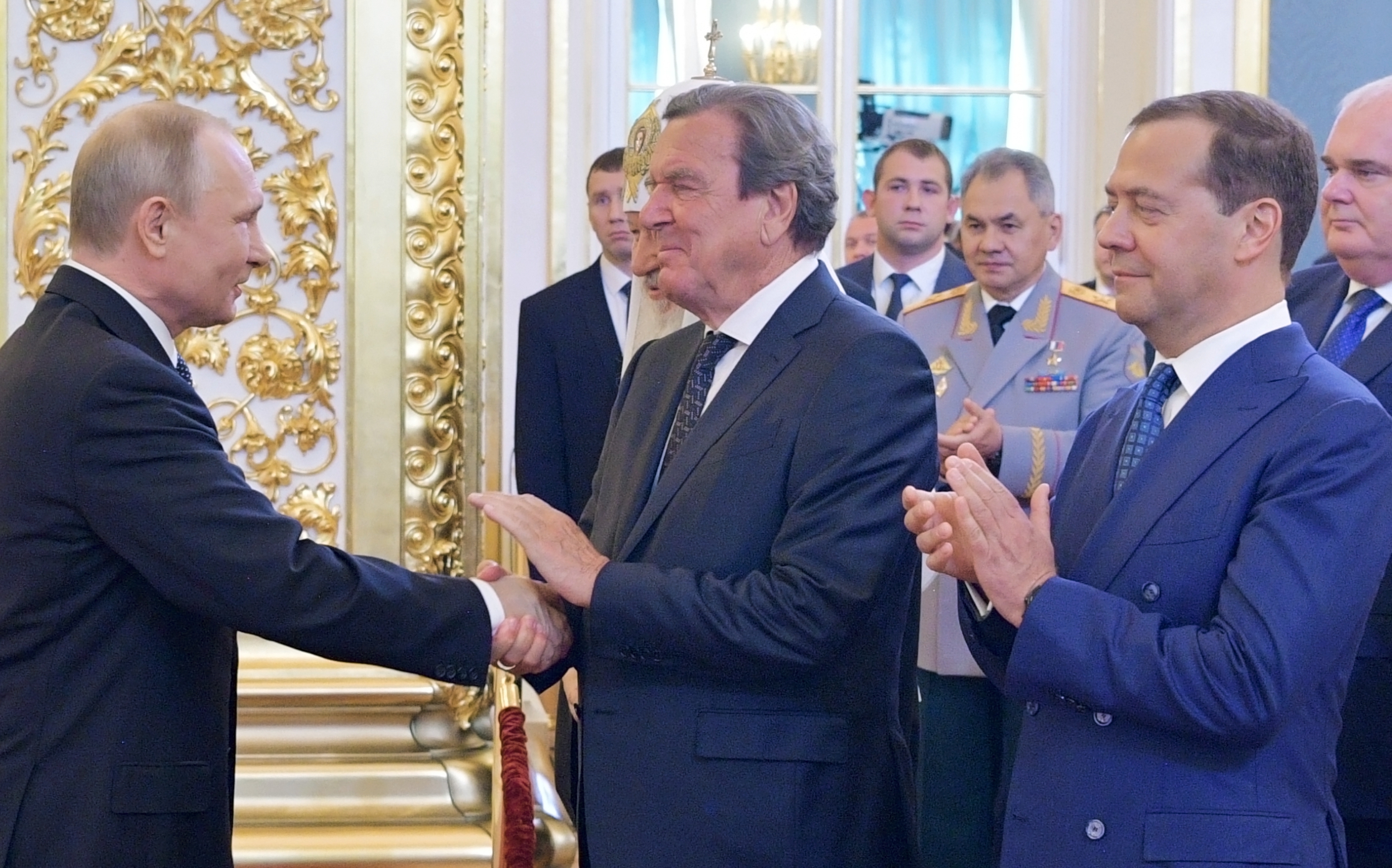 因與俄羅斯總統蒲亭 Vladimir Putin (左)交好，德國前總理施若德 Gerhard Schroeder (中)恐被德國執政黨社會民主黨(SPD)開除黨籍。(AFP)