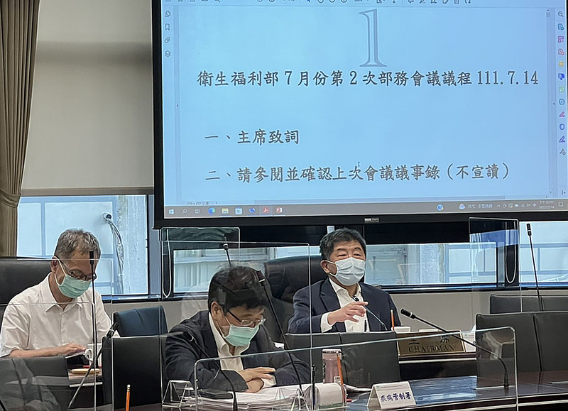 衛福部長陳時中(右)14日下午主持最後一次部務會議。(圖：中央社)