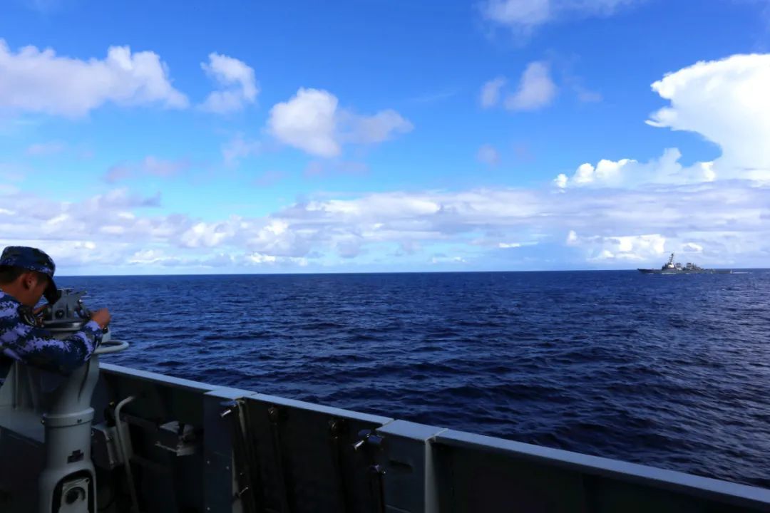 共軍054A型護衛艦「咸寧艦」上拍攝的近距離跟監美國飛彈驅逐艦班福特號照片，士兵正操作儀器測量美艦的方位。 (圖:共軍發布)