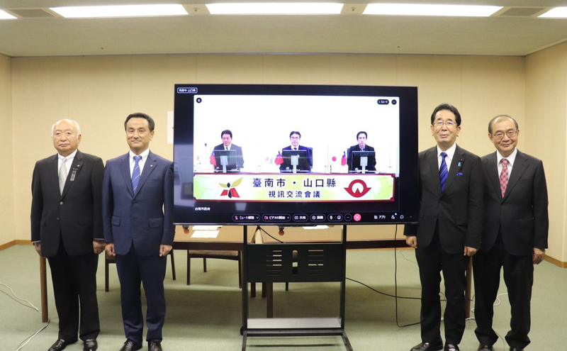 日本前首相安倍晉三遇刺身亡，台南市長黃偉哲13日也和安倍故鄉的山口縣知事村岡嗣政（左2）視訊會談，雙方相約今年秋天締盟。村岡嗣政表示，安倍生前致力於推動山口縣與台灣的交流，將繼承安倍遺志，深化和台灣的關係。（台南市政府提供）