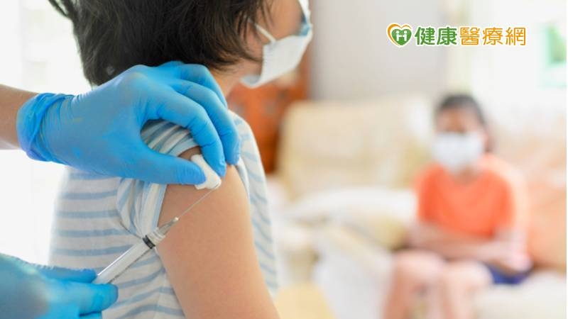 新冠疫苗確實可以預防新冠病毒感染後轉為中重症，且副作用與後遺症相較染疫後的中重症機率更是微乎其微，儘早施打疫苗提升保護力，同時也讓確診後轉為中重症的機率降低。(圖：健康醫療網 提供)