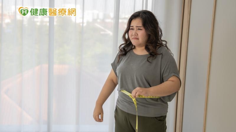 營養師程涵宇表示，研究發現，一般成人平均每年會增加0.5-1公斤，雖然數據看起來無害，但若換算成10年，等於額外增加5-10公斤！(圖：健康醫療網 提供)