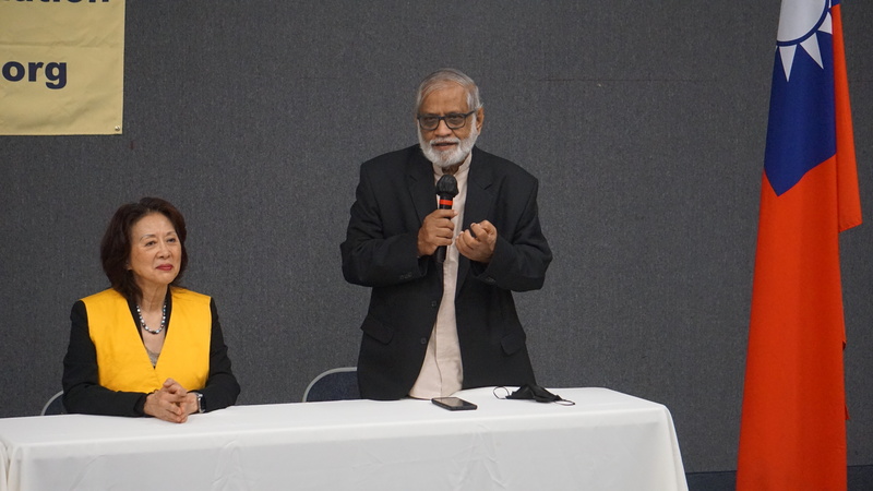 斯里蘭卡駐洛杉磯總領事錢德拉達沙（Lalith Chandradasa, 右）14日在洛杉磯華僑文教中心的中華民國國旗前，感謝幫幫忙基金會創辦人鮑潘曉黛（左）募集物資幫助該國。 (圖：中央社)