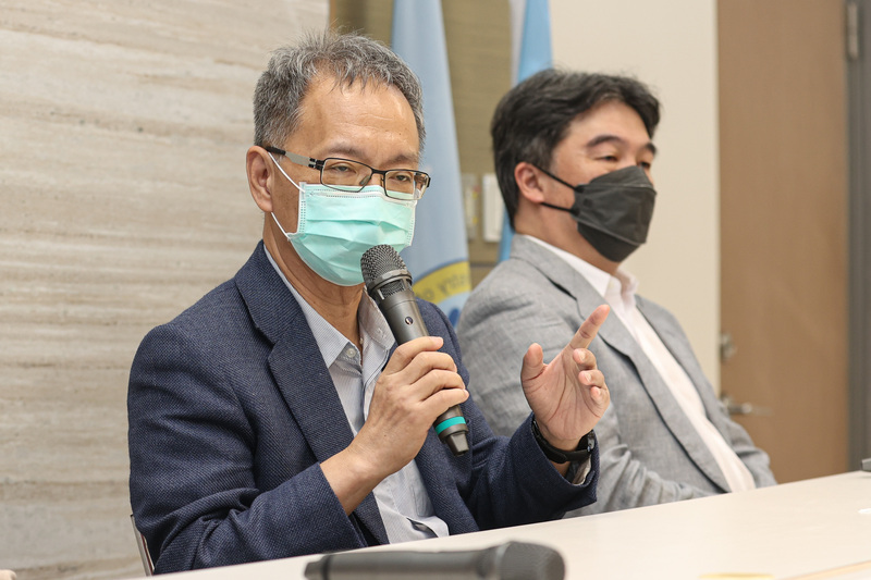 將接任衛福部長的薛瑞元（左）15日晚間受訪表示，他和即將接任中央流行疫情指揮中心指揮官的王必勝（右）在防疫上融為一體，不分彼此，沒有扞格問題。(圖：中央社)