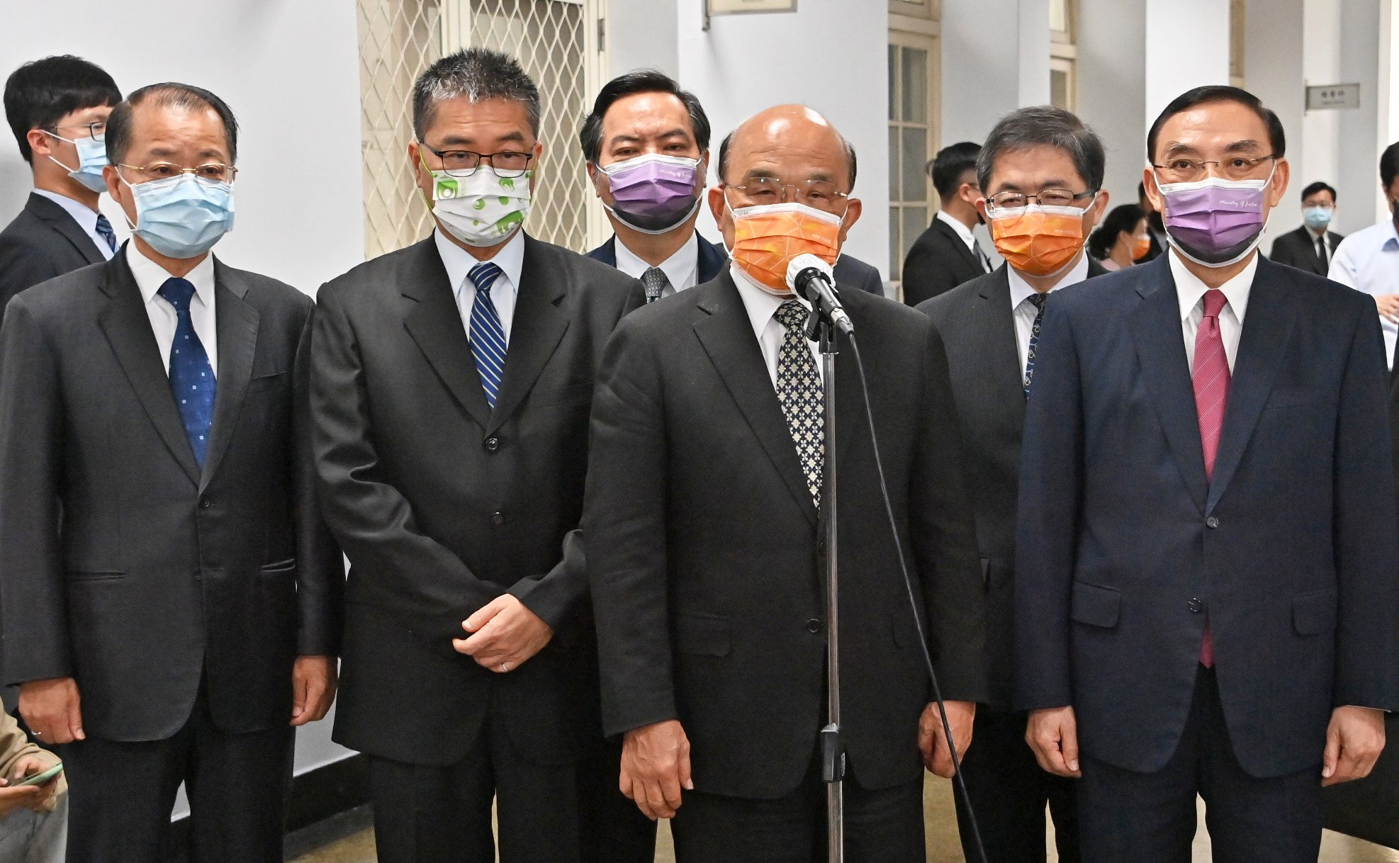 行政院長蘇貞昌(中)、內政部長徐國勇(左二)、法務部長蔡清祥(右)15日出席一場選舉查察座談會。（圖：行政院提供）