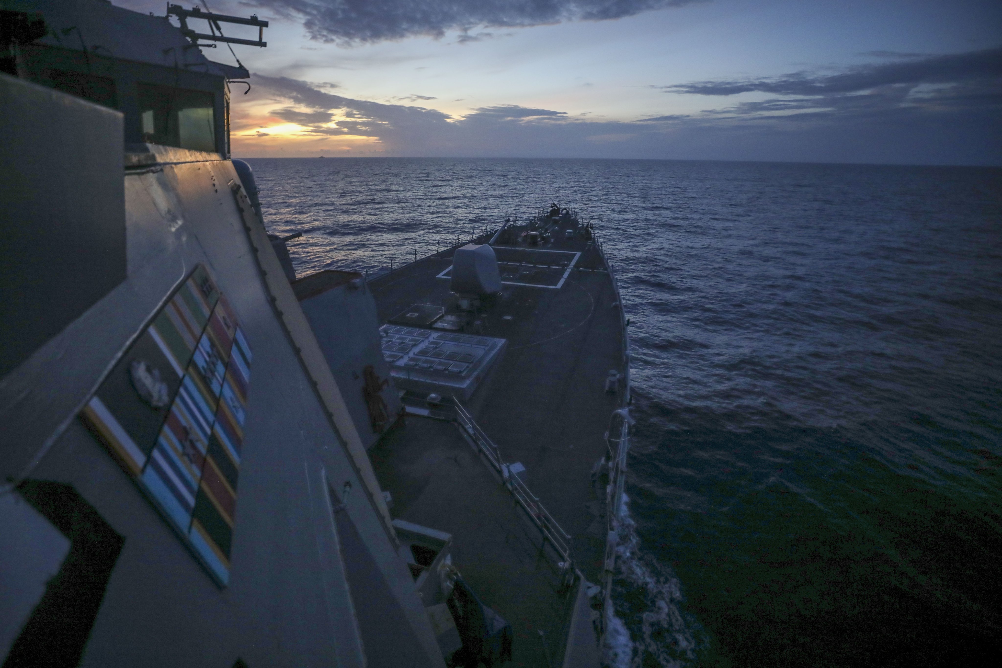 美軍班福特號駛近南沙海域，航行自由行動。 (圖:第七艦隊)