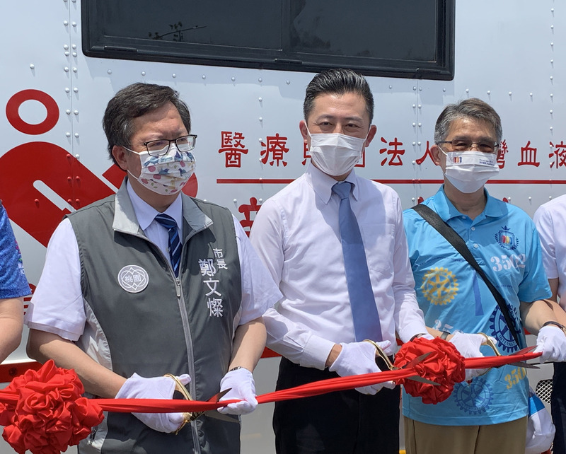 桃園市長鄭文燦（左）與民進黨桃園市長參選人林智堅（中）16日前往中壢區，出席捐血活動剪綵。 (圖：中央社)
