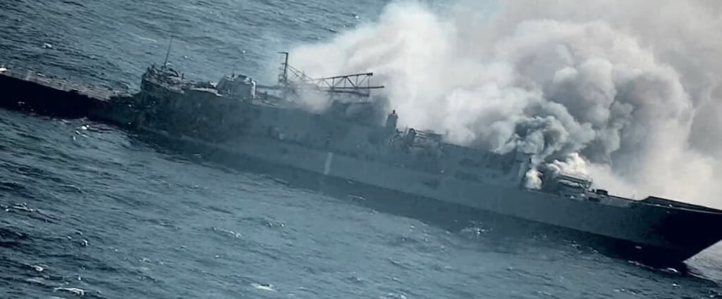 環太平洋軍事演習在夏威夷外海登場，多國船艦和軍機朝已退役的巡防艦魯尼戴維斯號進行實彈射擊。(圖：RIMPAC臉書)