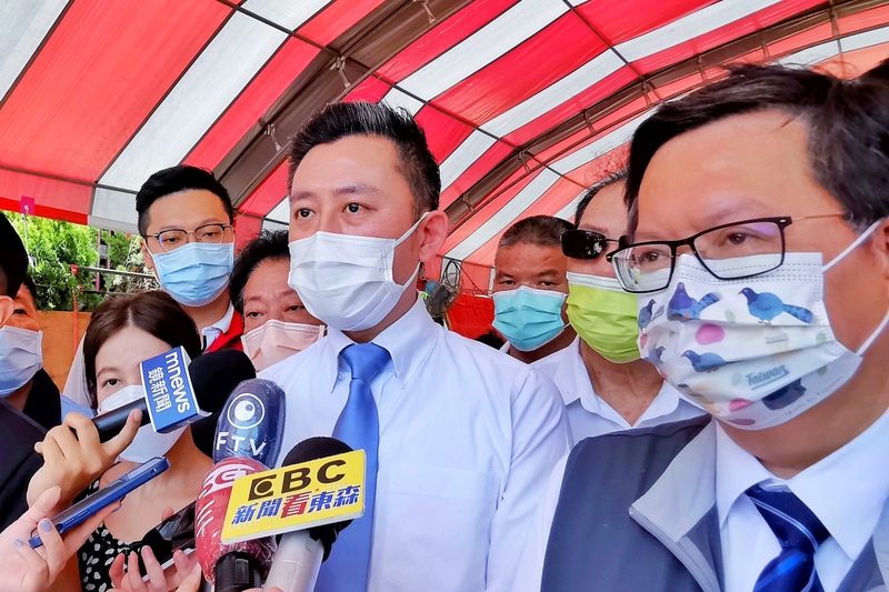 民進黨桃園市長參選人林智堅(前中)。(圖：中央社)